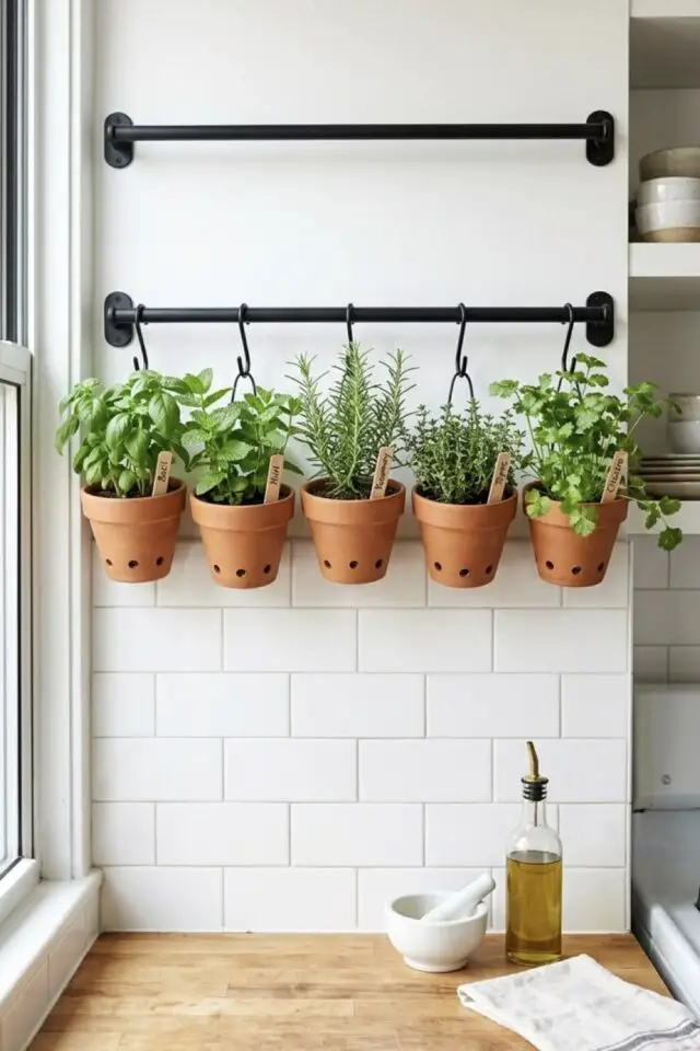 décoration murale facile à copier cuisine plus chaleureuse pot de fleurs suspendu à une barre en métal à côté de la fenêtre pour les plantes aromatiques 