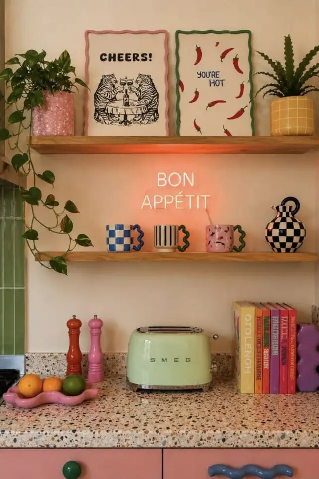 décoration murale cuisine plus conviviale et moderne étagère en bois affiches encadrées néon rose bon appétit 
