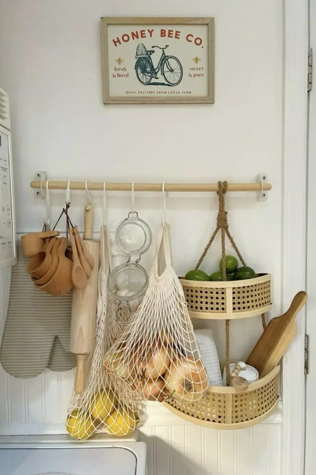 astuce facile pour rendre la cuisine plus chaleureuse barre murale pour suspendre panier pot en verre filets de courses idées pas cher 