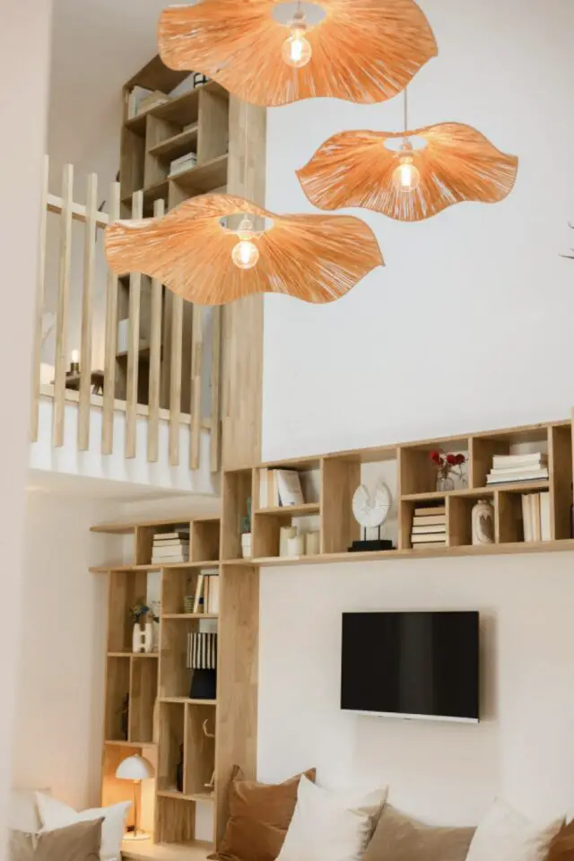 création d'une bibliothèque sur mesure mur télévision salon niches qui encadrent l'écran de TV avec coffre de rangement banquette grande hauteur sous plafond sous mezzanine 