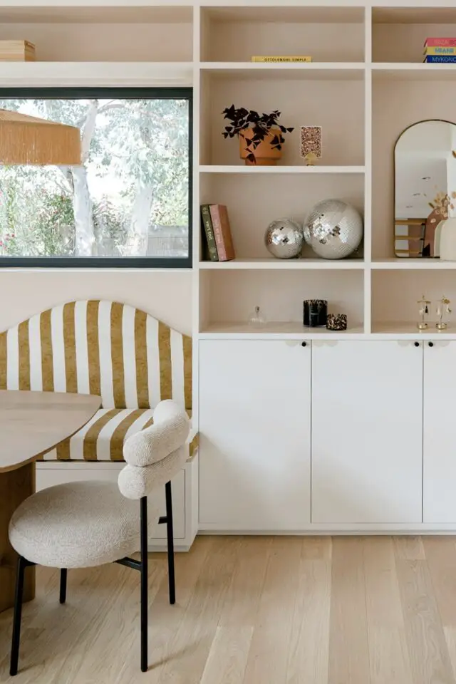bibliothèque sur mesure avec banquette et coin repas aménagement architecture intérieure Lucie Rouland pièce de vie moderne et pratique 