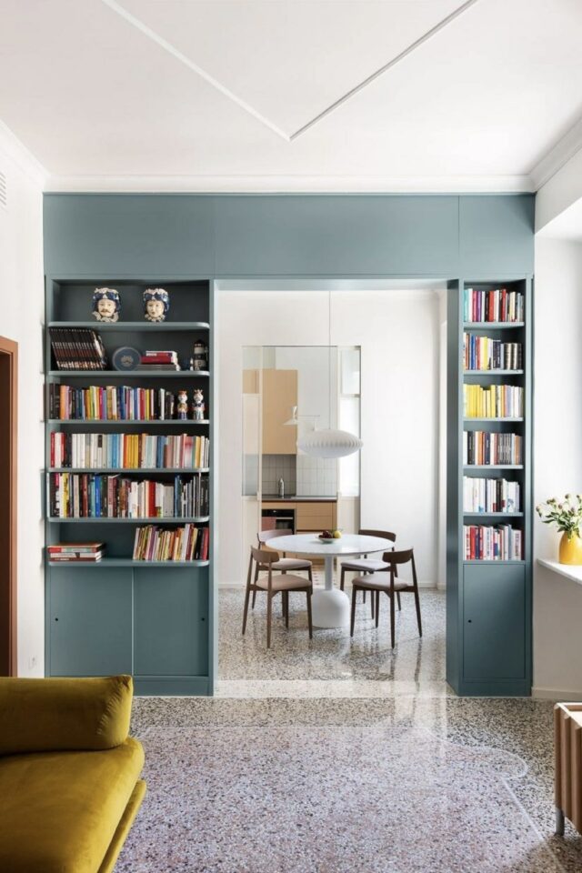 bibliothèque sur mesure encadrement de porte espace de passage entre salon et salle à manger couleur bleu gris blog Cocon de décoration 