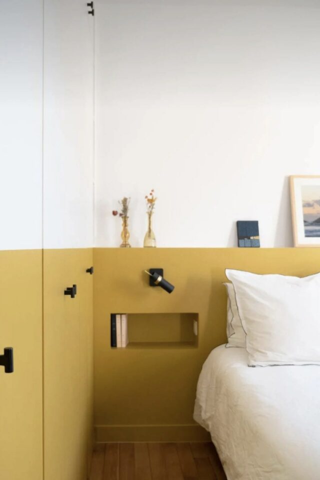 déco de chambre adulte moderne soubassement peint en jaune haut du mur blanc petite niche en guise de table de nuit blog idée Cocon de décoration 