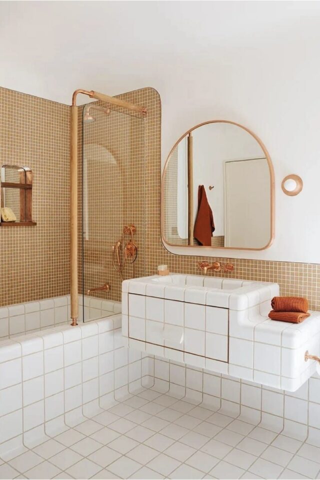 salle de bain avec carrelage moderne couleur blanc et caramel meuble carrelé miroir cintré applique murale ambiance design et moderne blog Cocon de décoration 