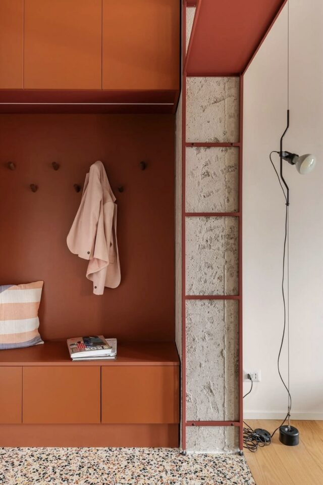 aménagement intérieur meuble d'entrée vestiaire sur mesure orange avec banc et coffre de rangement blog Cocon de décoration 