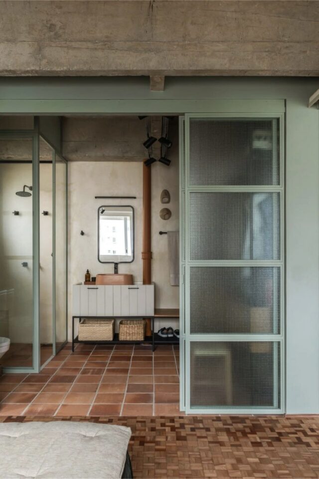 salle de bain moderne dans maison ancienne porte vitrée effet verrière encadrement coloré meuble vasque blanc douche 