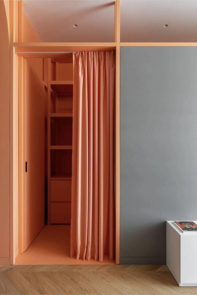 intérieur coloré et moderne vestibule rangement orange fermé par un rideau contraste de couleurs blog inspirations Cocon de décoration 