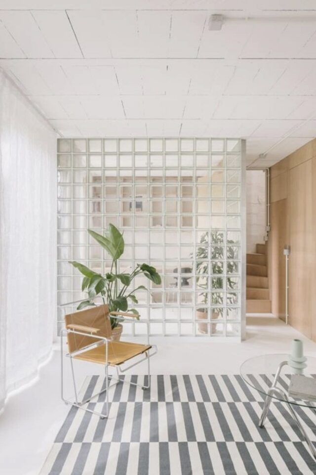 décor épuré minimaliste et design rénovation mur en pavés de verre et fauteuil Wassily blog Cocon de décoration 
