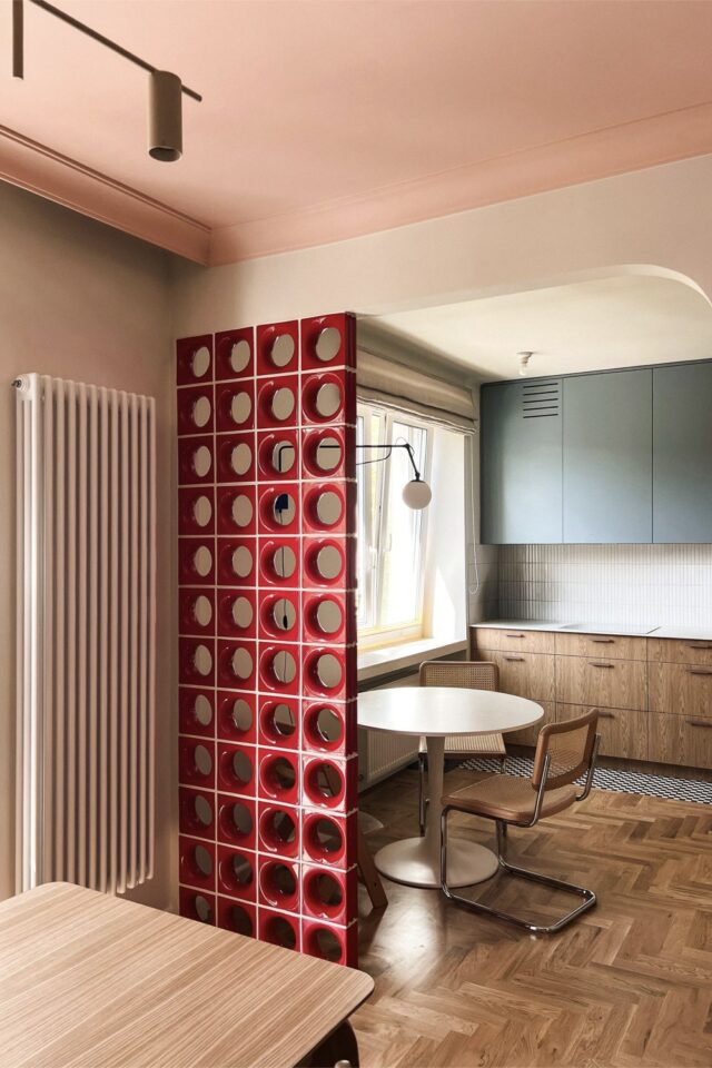 appartement aménagement structure d'un espace ouvert claustra béton design peint en rouge séparation cuisine et salle à manger blog Cocon de décoration 
