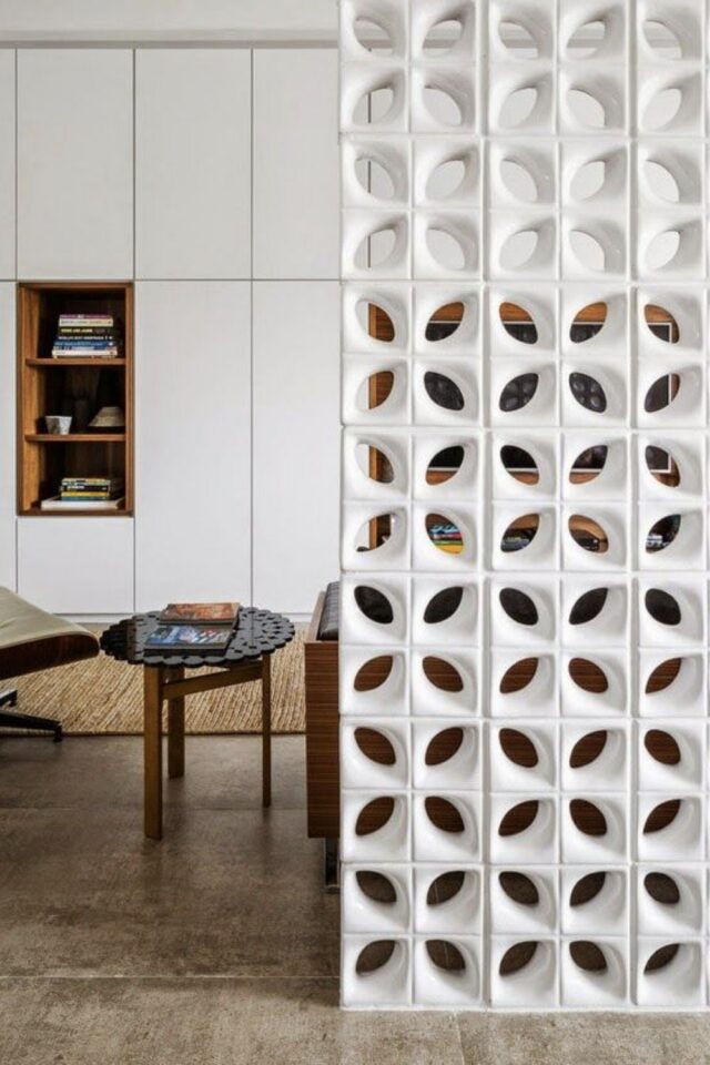 claustra béton design vintage motif floral peint en blanc pour structurer le salon claustra béton design vintage motif floral peint en blanc pour structurer le salon