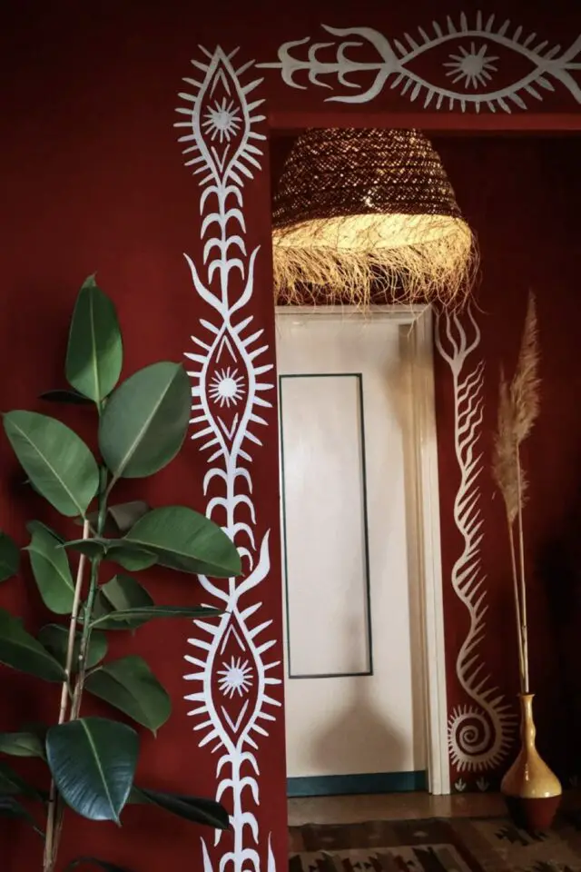 peinture encadrement de porte original motif peint en blanc sur fond terracotta ambiance tribale ethnique décor bohème peinture encadrement de porte original motif peint en blanc sur fond terracotta ambiance tribale ethnique décor bohème