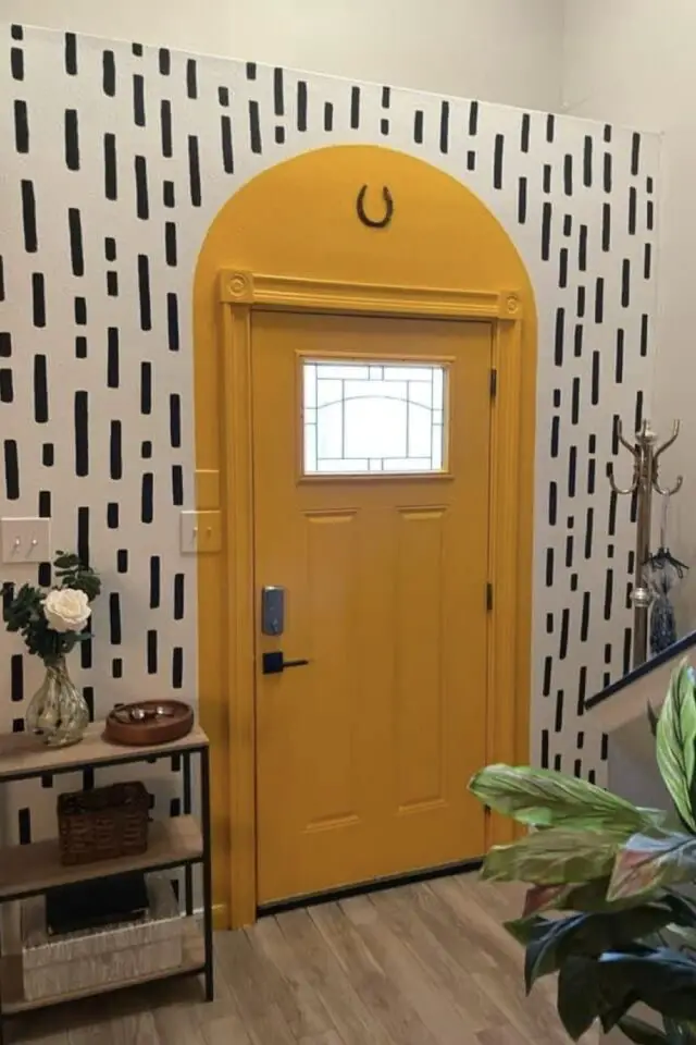encadrement de porte d'entrée décoration originale arche peinture jaune papier peint blanc et noir décor hall qui sort de l'ordinalre encadrement de porte d'entrée décoration originale arche peinture jaune papier peint blanc et noir décor hall qui sort de l'ordinalre
