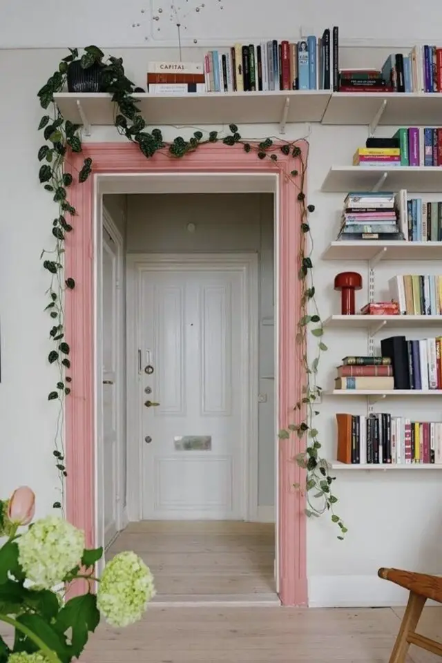 salon décor de porte encadrement boiserie peinte en rose contraste avec mur blanc mise en valeur de l'ouverture bibliothèque salon décor de porte encadrement boiserie peinte en rose contraste avec mur blanc mise en valeur de l'ouverture bibliothèque