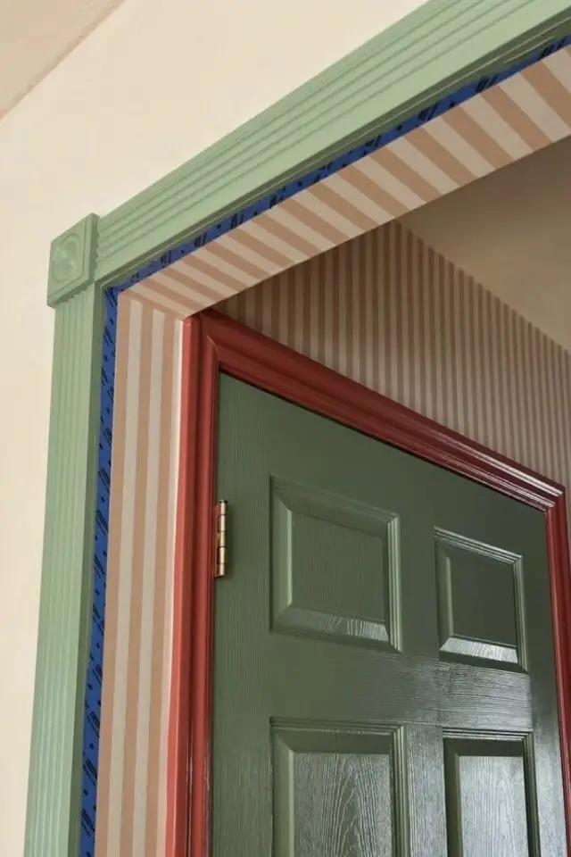 encadrement de porte original peinture boiserie vert sauge liseré bleu électrique et rayure beige et blanche papier peint encadrement de porte original peinture boiserie vert sauge liseré bleu électrique et rayure beige et blanche papier peint