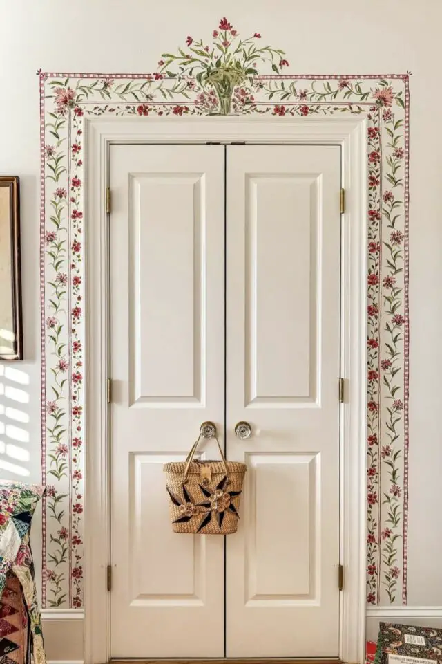 encadrement de porte original peint à la main petites fleurs rose et verte ambiance plus classique et douce couleur de mur blanc encadrement de porte original peint à la main petites fleurs rose et verte ambiance plus classique et douce couleur de mur blanc