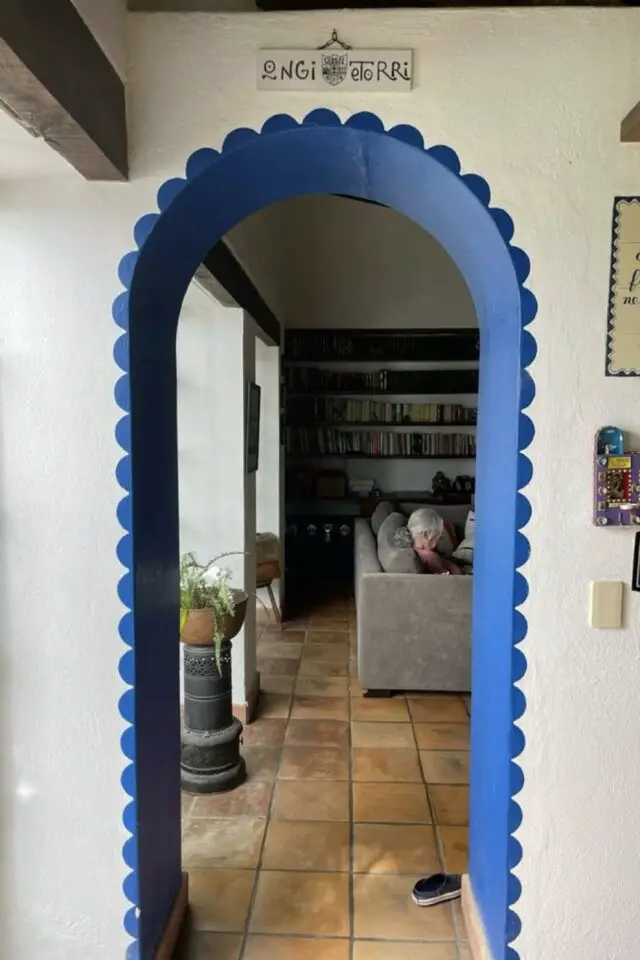 arche entre deux pièce encadrement peint original bleu motif cranté effet petite frise décoration intérieure originale arche entre deux pièce encadrement peint original bleu motif cranté effet petite frise décoration intérieure originale