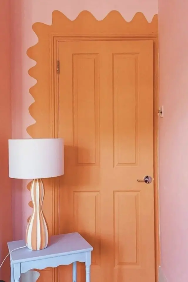 peinture murale originale rose et orange encadrement porte peint à la main motif vague décoration color bloc peinture murale originale rose et orange encadrement porte peint à la main motif vague décoration color bloc