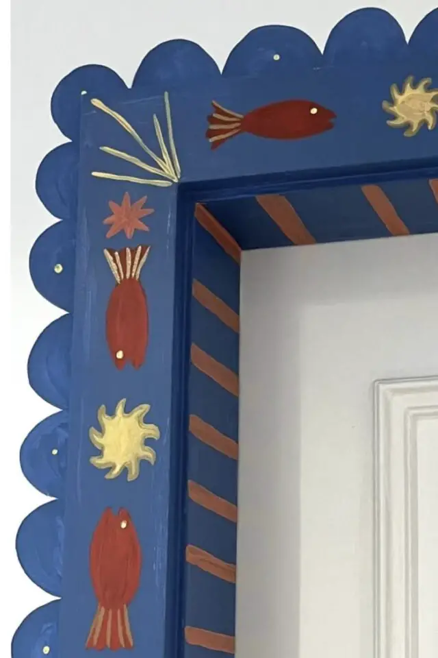 idée décoration originale peinture mur blanc encadrement de porte bleu avec motifs peints à la main petit poissons rayures idée décoration originale peinture mur blanc encadrement de porte bleu avec motifs peints à la main petit poissons rayures