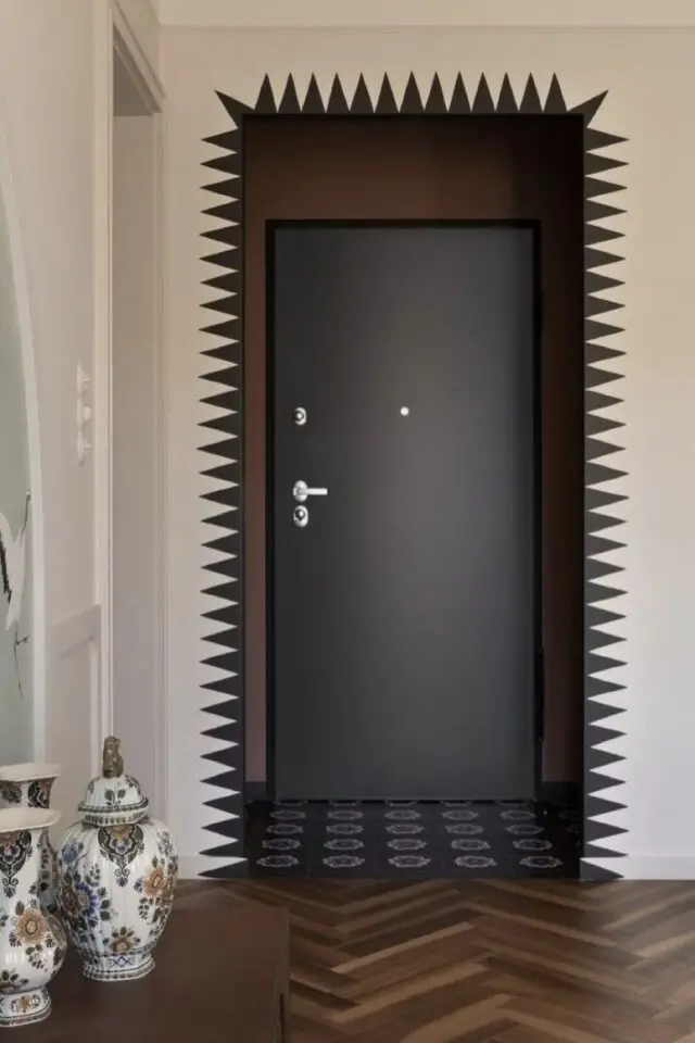 encadrement de porte peinture triangle effet original masculin contraste gris anthracite et blanc porte d'entrée appartement encadrement de porte peinture triangle effet original masculin contraste gris anthracite et blanc porte d'entrée appartement