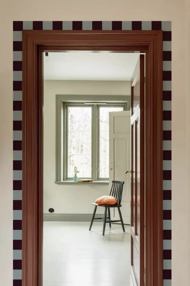 décor moderne encadrement peint marron et mis en valeur par une petite frise rayée noir et gris bleuté inspiration déco facile à copier décor moderne encadrement peint marron et mis en valeur par une petite frise rayée noir et gris bleuté inspiration déco facile à copier