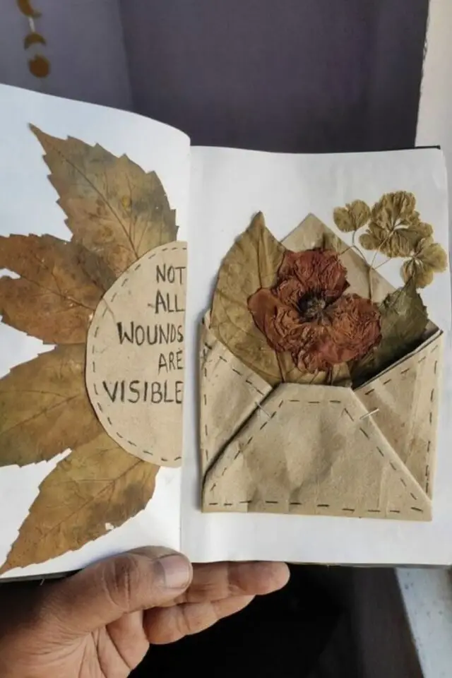 exemple carnet herbier mise en scène plantes et feuilles séchées papier kraft et enveloppe journaling créatif exemple carnet herbier mise en scène plantes et feuilles séchées papier kraft et enveloppe journaling créatif