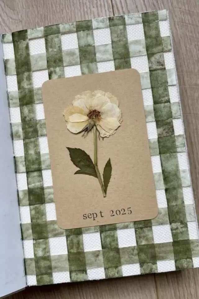 idée page herbier fond DIY carte en kraft et tampon pour la date facile à copier idée page herbier fond DIY carte en kraft et tampon pour la date facile à copier