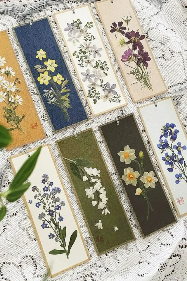 marque page façon herbier avec fleurs séchées idée créative et DIY bricolage nature à faire soi-même marque page façon herbier avec fleurs séchées idée créative et DIY bricolage nature à faire soi-même