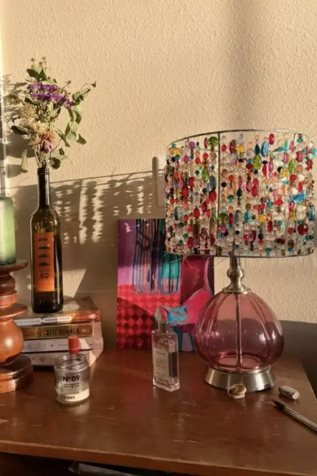idée recup et créative décoration intérieure à faire soi même customiser lampe ancienne abat-jour perles de rocailles colorées 