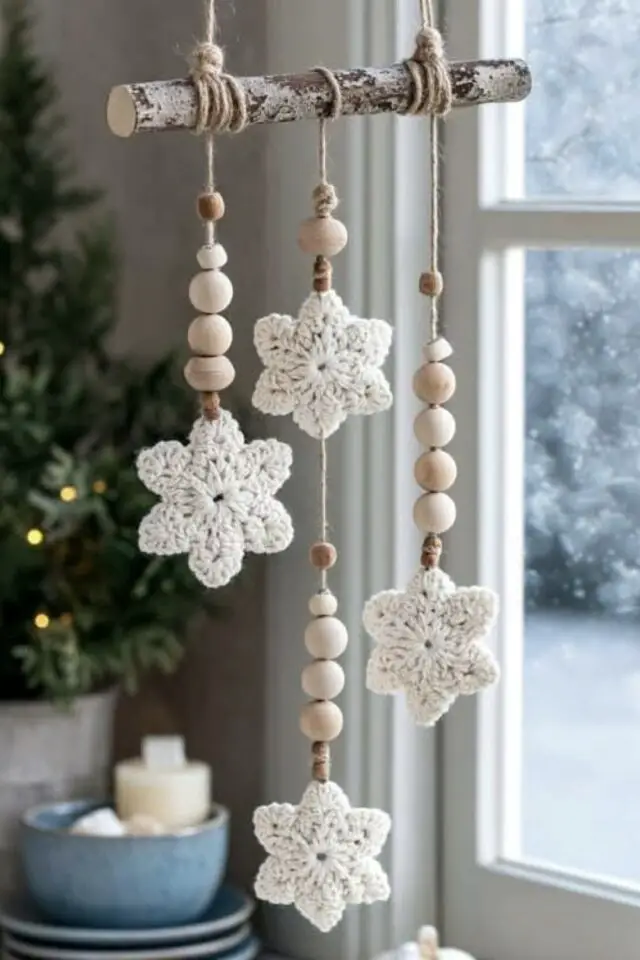 déco à suspendre branche de bois ficelle perles en bois et étoiles en crochet loisir créatif activité manuelle adulte décoration DIY créative 