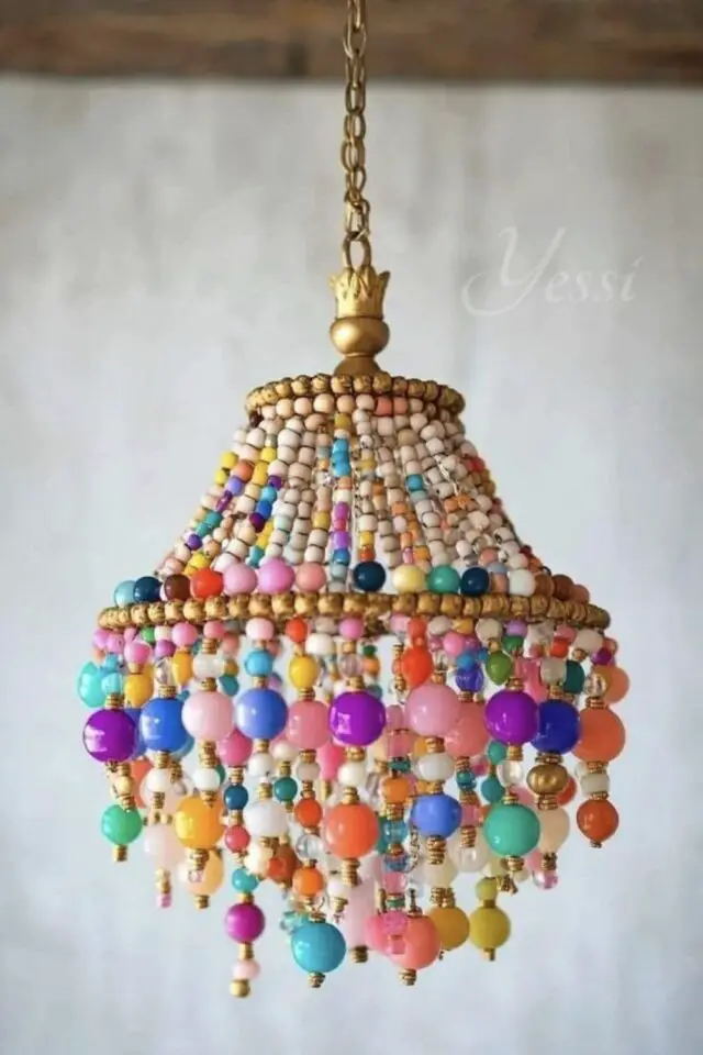 bricolage créatif décoration avec des perles colorées création luminaire suspendu lustre idée originale 