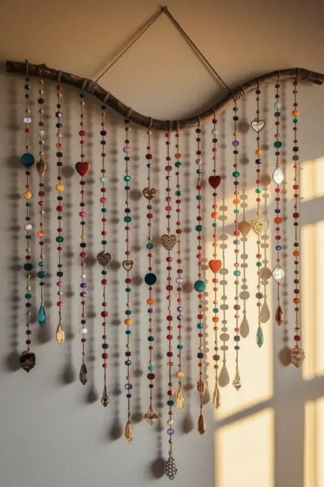 décoration murale à suspendre à faire soi-même bricolage avec des perles idée déco créative 
