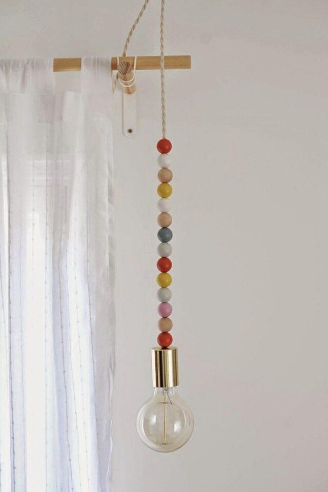 idée déco perles en bois peintes suspension luminaire baladeuse décoration fait main idée à copier 