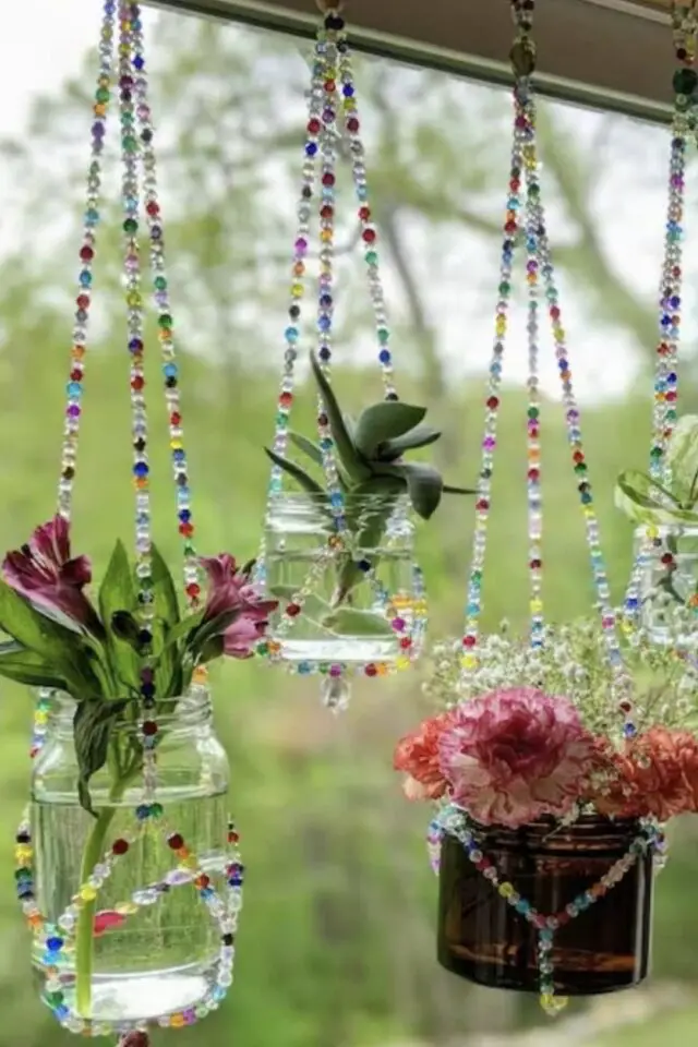 inspiration déco créative à base de perles de rocaille colorées suspension pour pot de bouture plantes idée à copier 