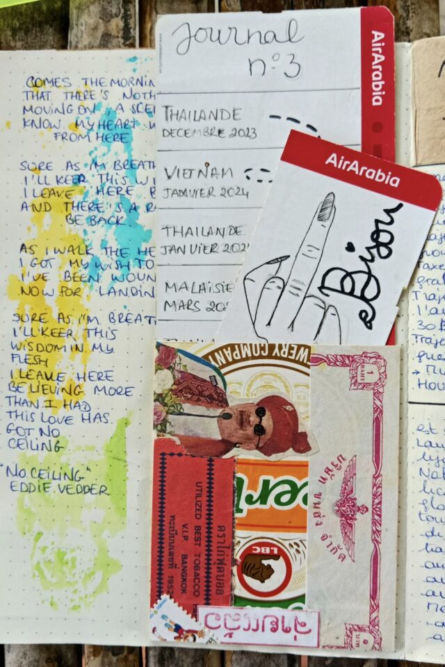 carnet de voyage parole de chanson tâche de peinture billet d'avion relooké pochette faite. à la main collage carnet de voyage parole de chanson tâche de peinture billet d'avion relooké pochette faite. à la main collage