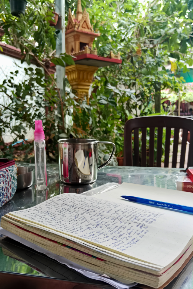journal de voyage table en métal Thaïlande maison des esprits et plantes extérieures jardin journal de voyage table en métal Thaïlande maison des esprits et plantes extérieures jardin