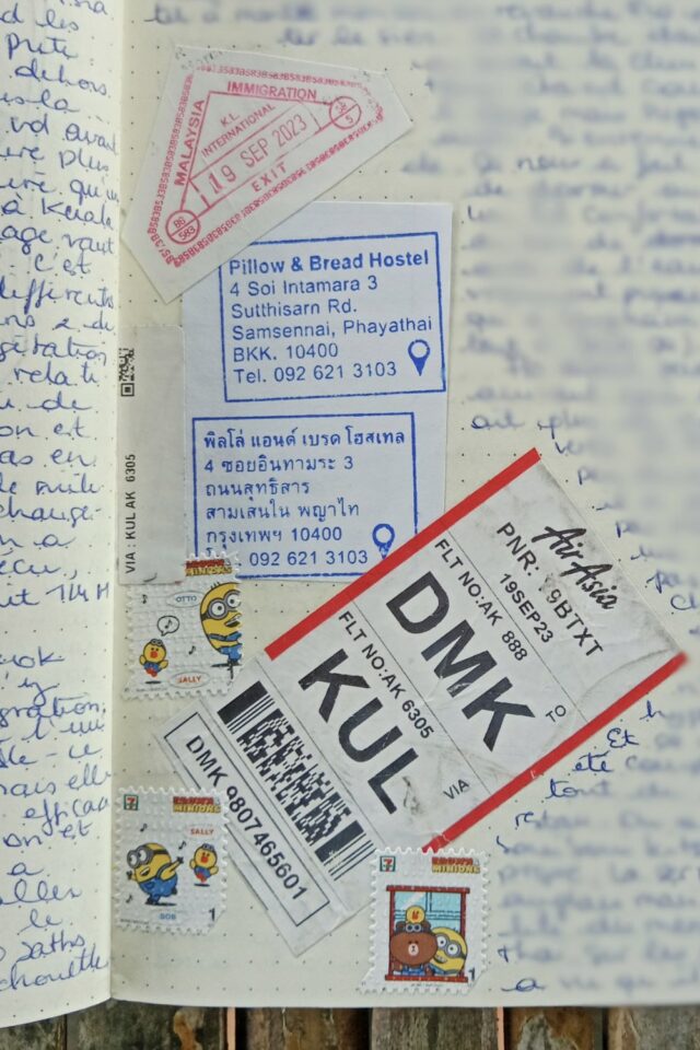 journal de voyage n°2 étiquette de bagage avion Bangkok Kuala Lumpur adresse hôtel tampon visa et stickers 7/11 journal de voyage n°2 étiquette de bagage avion Bangkok Kuala Lumpur adresse hôtel tampon visa et stickers 7/11