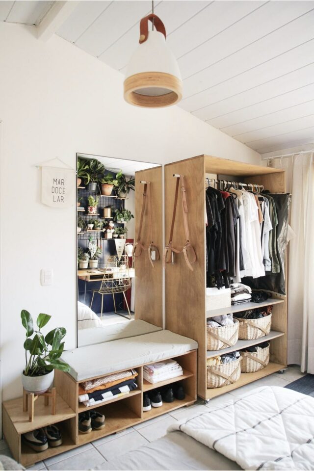 organisation chambre parentale petite penderie ouverte en bois avec paniers de rangement banc avec étagères organisation chambre parentale petite penderie ouverte en bois avec paniers de rangement banc avec étagères