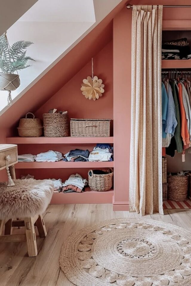 chambre parentale mansardée idée étagère avec placard à vêtement exploiter espace sous la pente du toit chambre parentale mansardée idée étagère avec placard à vêtement exploiter espace sous la pente du toit