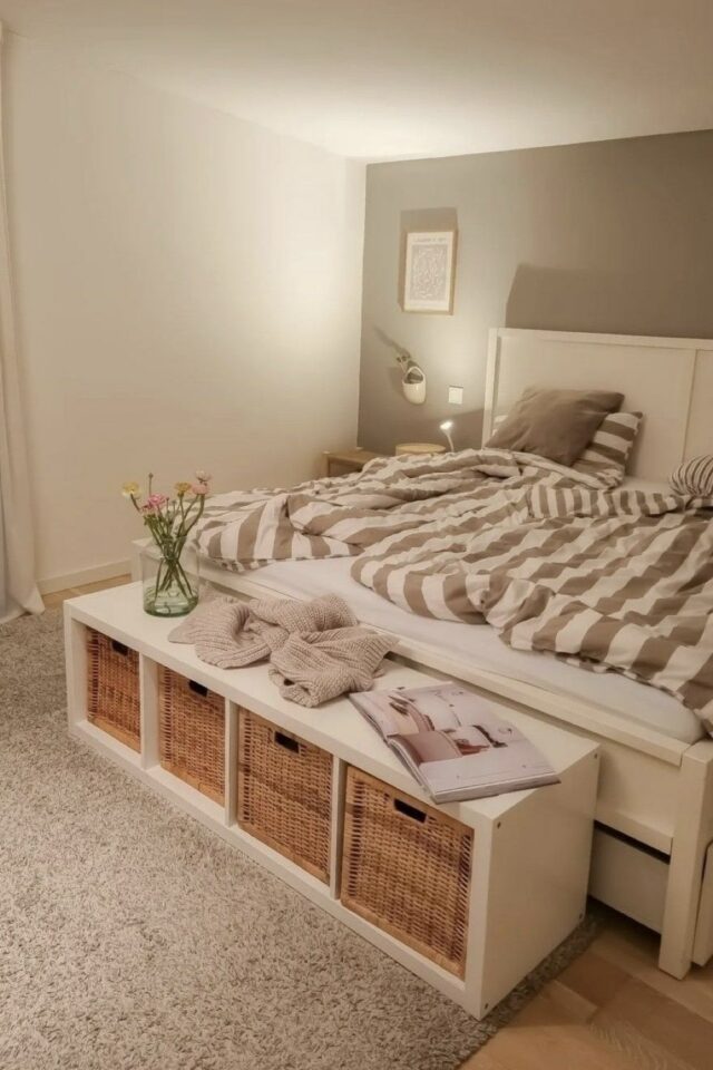 bout de lit meuble IKEA Kallax blanc avec panier en osier rangement chambre adulte pas cher bout de lit meuble IKEA Kallax blanc avec panier en osier rangement chambre adulte pas cher