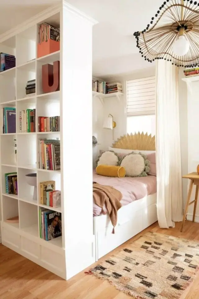 chambre d'enfant ado petite pièce lit effet baldaquin rideau suspendu au plafond bibliothèque bout de lit étagère murale près du plafond chambre d'enfant ado petite pièce lit effet baldaquin rideau suspendu au plafond bibliothèque bout de lit étagère murale près du plafond