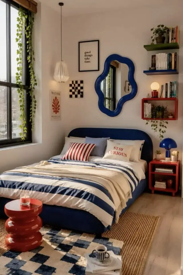 chambre d'adolescent moderne lit avec tête de lit bleu parure de draps à rayures miroir coloré organique table de chevet rouge petites étagères murales chambre d'adolescent moderne lit avec tête de lit bleu parure de draps à rayures miroir coloré organique table de chevet rouge petites étagères murales