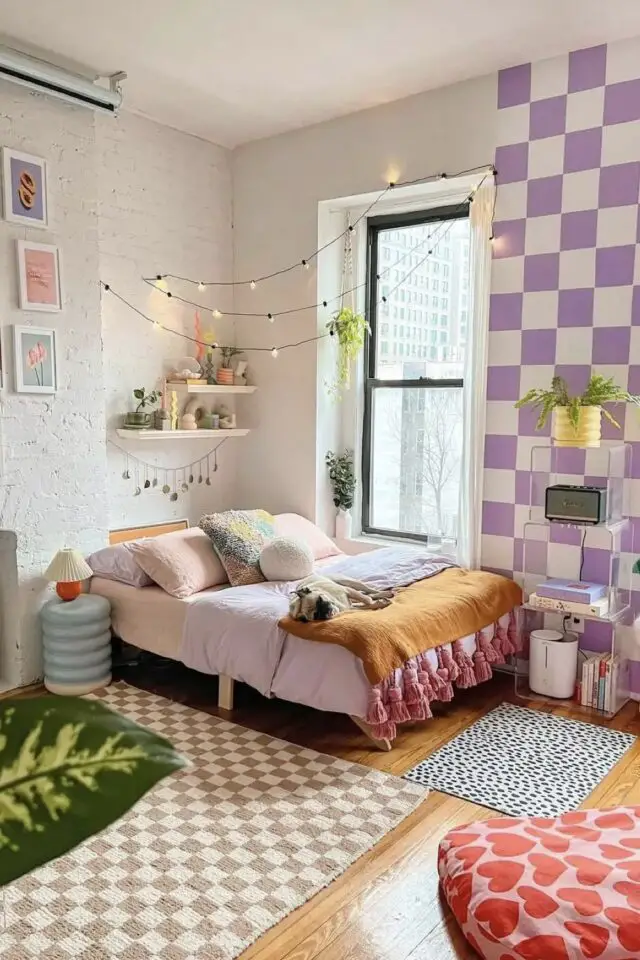 idée déco petite chambre d'ado moderne pan de mur papier peint damier parme et blanc parure de lit lilas et ocre plusieurs tapis à motifs étagère murale dopamine decor idée déco petite chambre d'ado moderne pan de mur papier peint damier parme et blanc parure de lit lilas et ocre plusieurs tapis à motifs étagère murale dopamine decor
