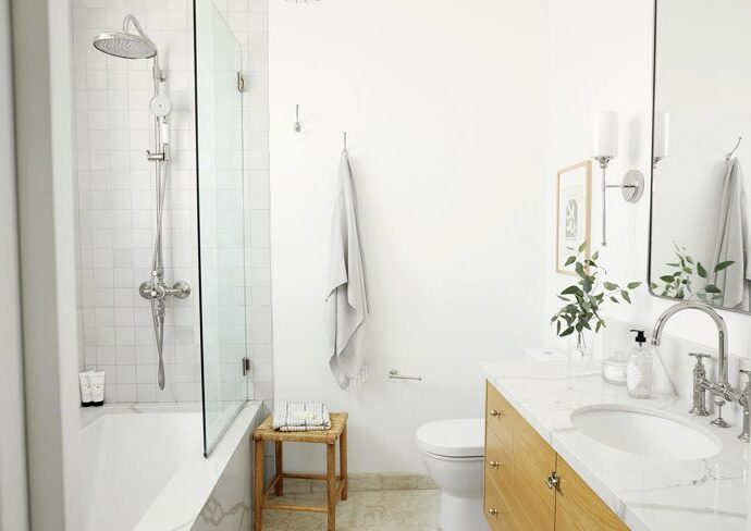 petite salle de bain étroite en couloir meuble vasque en bois murs blancs
