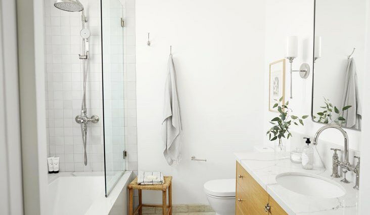petite salle de bain étroite en couloir meuble vasque en bois murs blancs