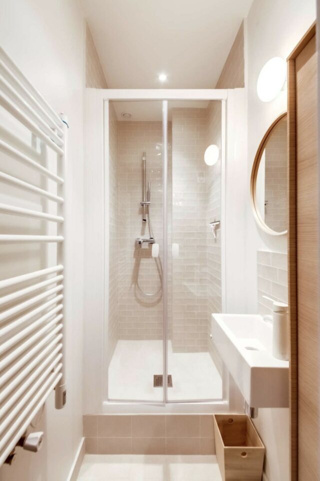 petite salle de bain étroite en longueur 2m2 avec douche au fond sèche serviette en face de la vasque murale petite salle de bain étroite en longueur 2m2 avec douche au fond sèche serviette en face de la vasque murale
