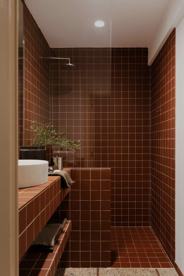 salle de bain en longueur étroite 3M2 carrelage mural et plan vasque couleur terracotta douche salle de bain en longueur étroite 3M2 carrelage mural et plan vasque couleur terracotta douche