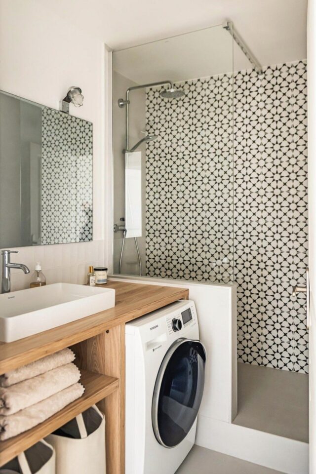 petite salle de bain étroite avec machine à laver placée à côté de la douche et couverte par un plan vasque en bois petite salle de bain étroite avec machine à laver placée à côté de la douche et couverte par un plan vasque en bois
