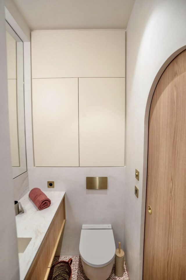 Petite salle de bain étroite en longueur avec toilettes WC à côté de la porte meuble vasque en face Petite salle de bain étroite en longueur avec toilettes WC à côté de la porte meuble vasque en face