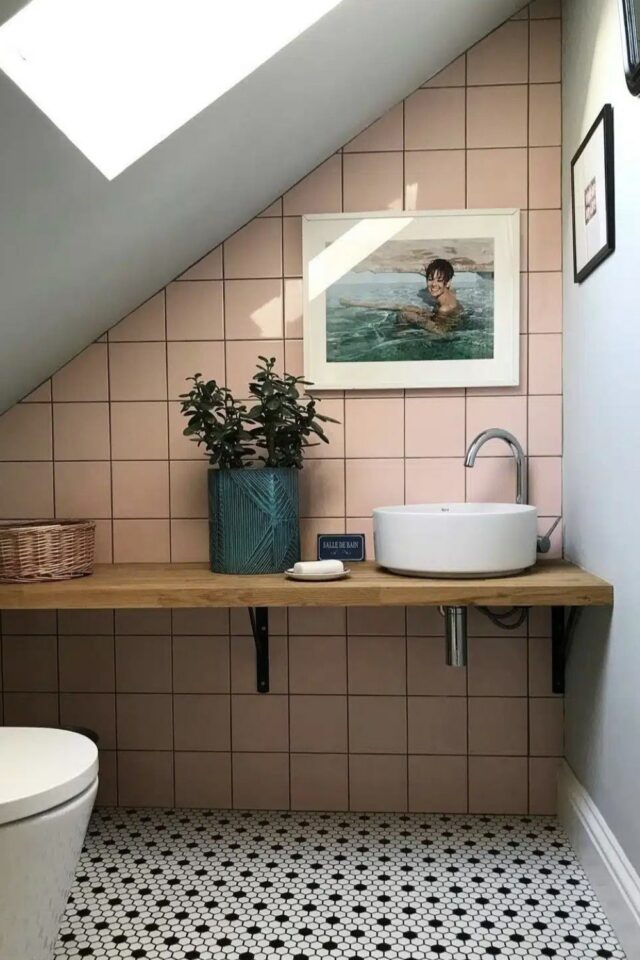 petite salle de bain étroite sous-pente combles aménagés carrelage rose plan vasque et fenêtre de toit petite salle de bain étroite sous-pente combles aménagés carrelage rose plan vasque et fenêtre de toit