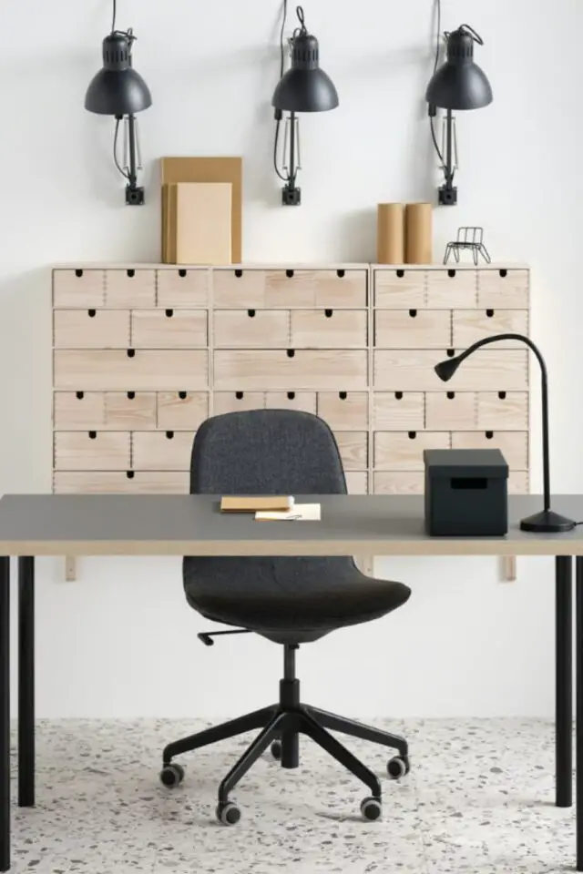 idée pas cher rangement bureau en bois IKEA petite commode fixée au mur pratique plein de chose à ranger espace de travail créatif organisé 